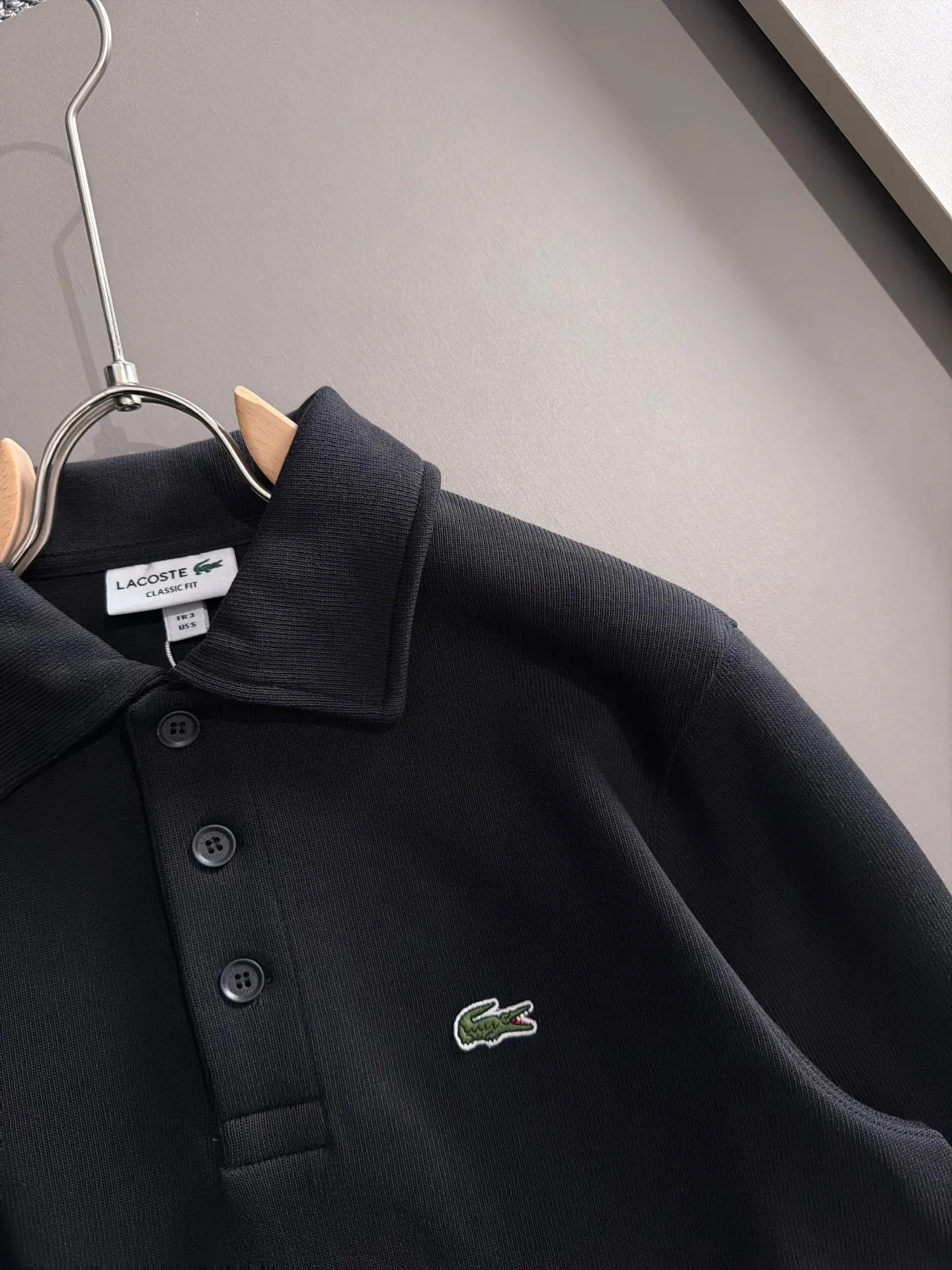 LACOSTE French crocodile Lacoste New Arrival long-sleeved sweatshirt for men and women. Same Style. Many stars have the same style. Craftsmanship that cannot be copied by ordinary small workshops. No matter in terms of materials, detail restoration and craftsmanship, we are not afraid of any challenges, just to provide you with wonderful products. Compare the top Original versions at will. Just to do better at any cost. Unique imported fabric feel. Purely imported German machine production. Precision operation. Thousands of needles density. Full set of New Arrival accessories with three standards for simultaneous customization. Upper body Versatile fashion. A perfect choice for autumn and winter. A must-have item. Sizes: 3-7 (equivalent to M-3XL)